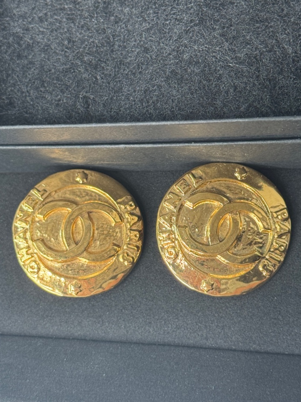 Chanel 1994 CC Logo Clip-On Earrings Gold Tone Round Vintage - Picture 6 of 12